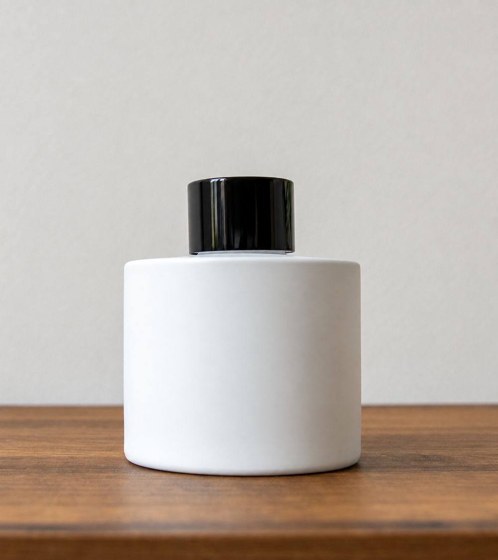 Reed diffuser bottle with black cap in White Matt