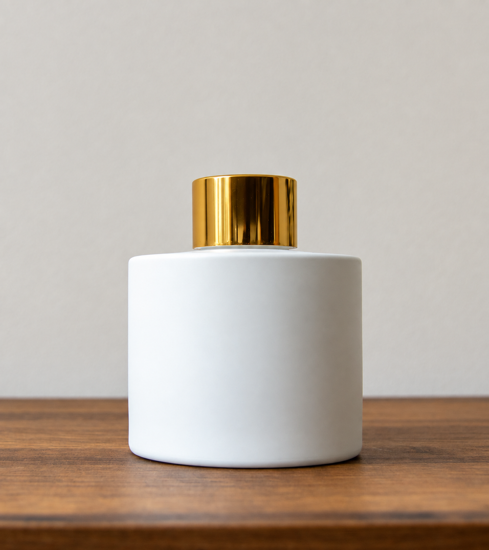 Reed diffuser bottle with gold cap in White Matt