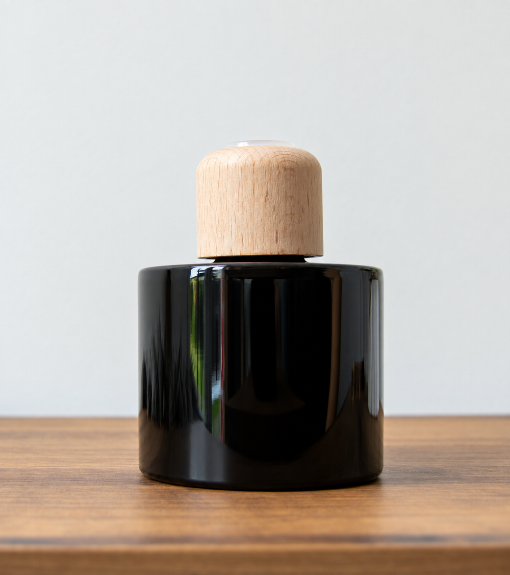 Reed diffuser bottle with wooden cap in Black Gloss