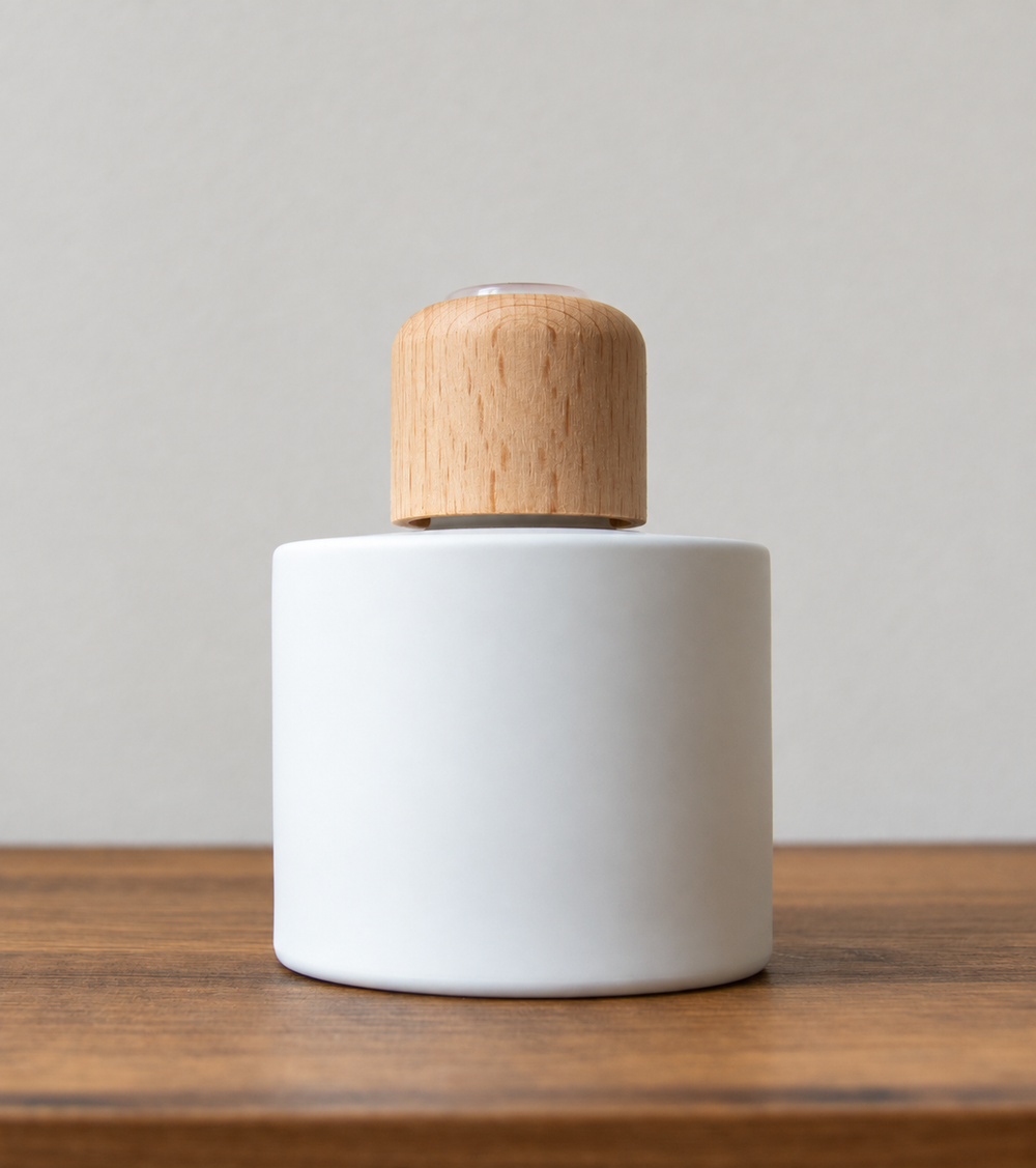 Reed diffuser bottle with wooden cap in White Matt